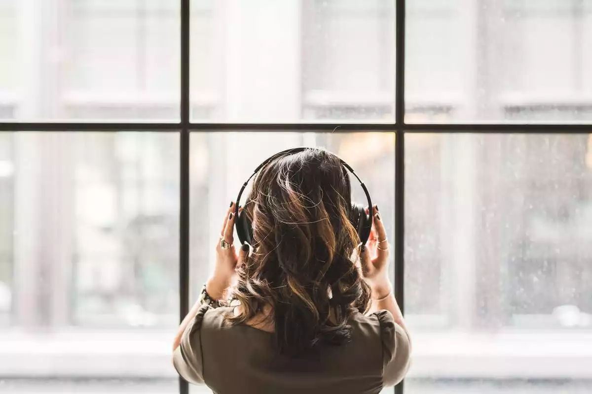 Mujer escuchando música