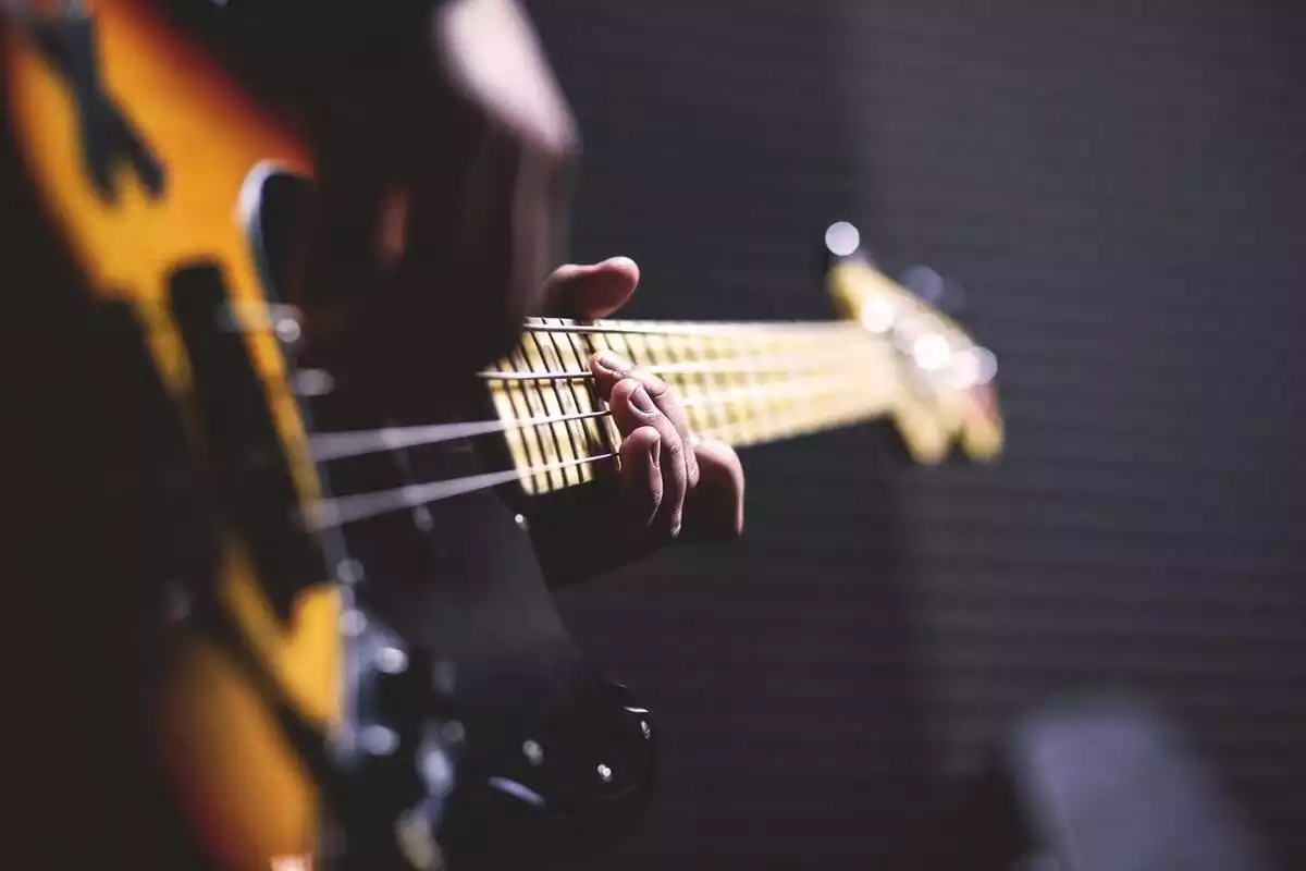 Músico tocando la guitarra en un estudio