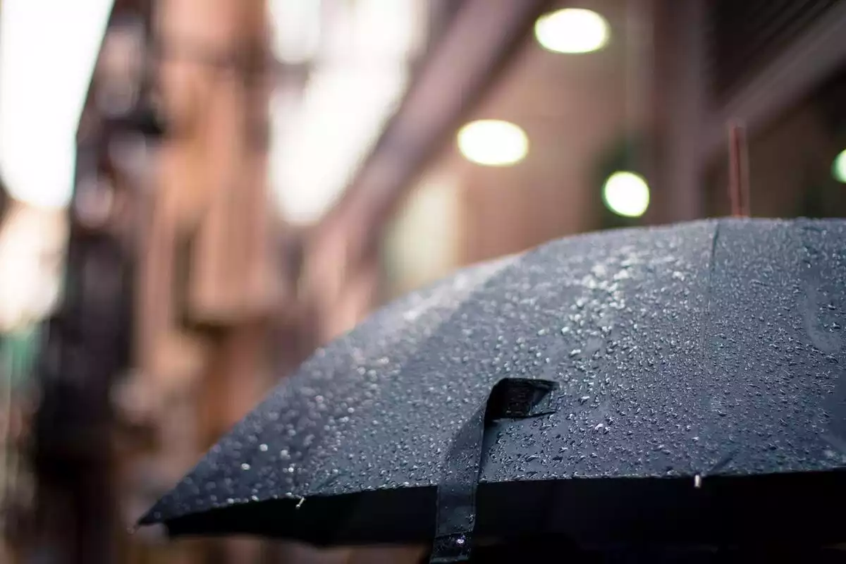 Paraguas negro bajo la lluvia