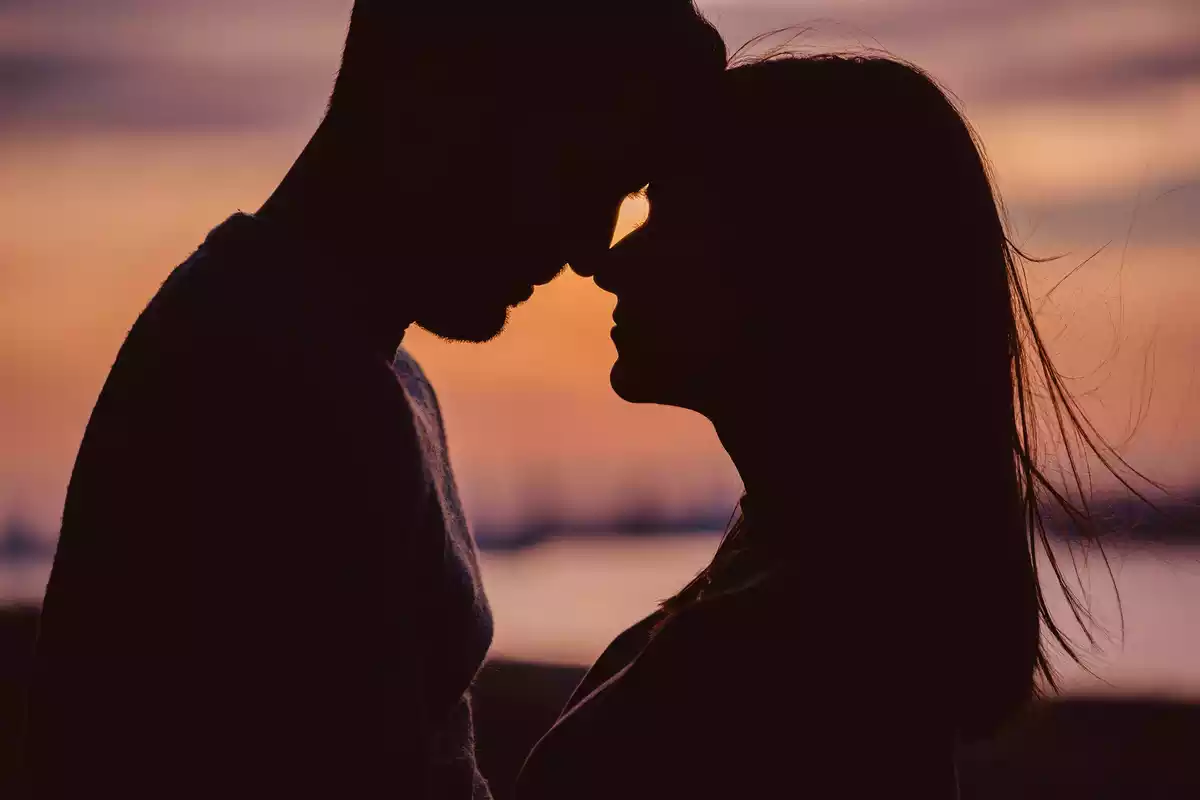 Pareja mirándose en un atardecer