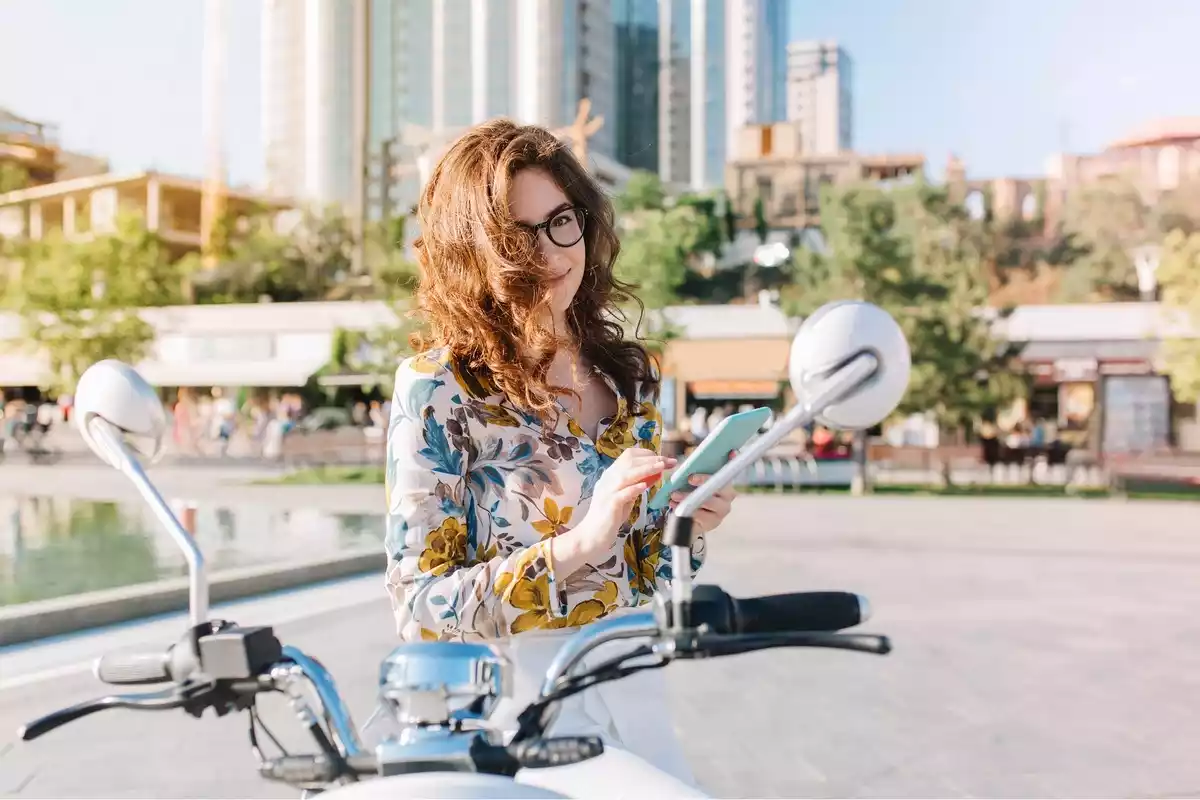 Una mujer sentada en una moto