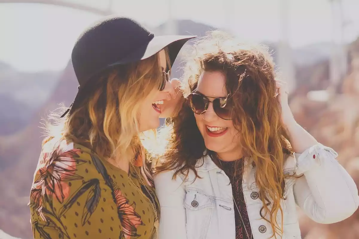 Dos mujeres bajo el sol con gafas oscuras