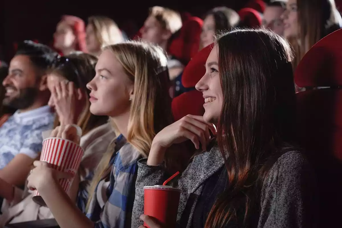 Personas en una sala de cine viendo una película