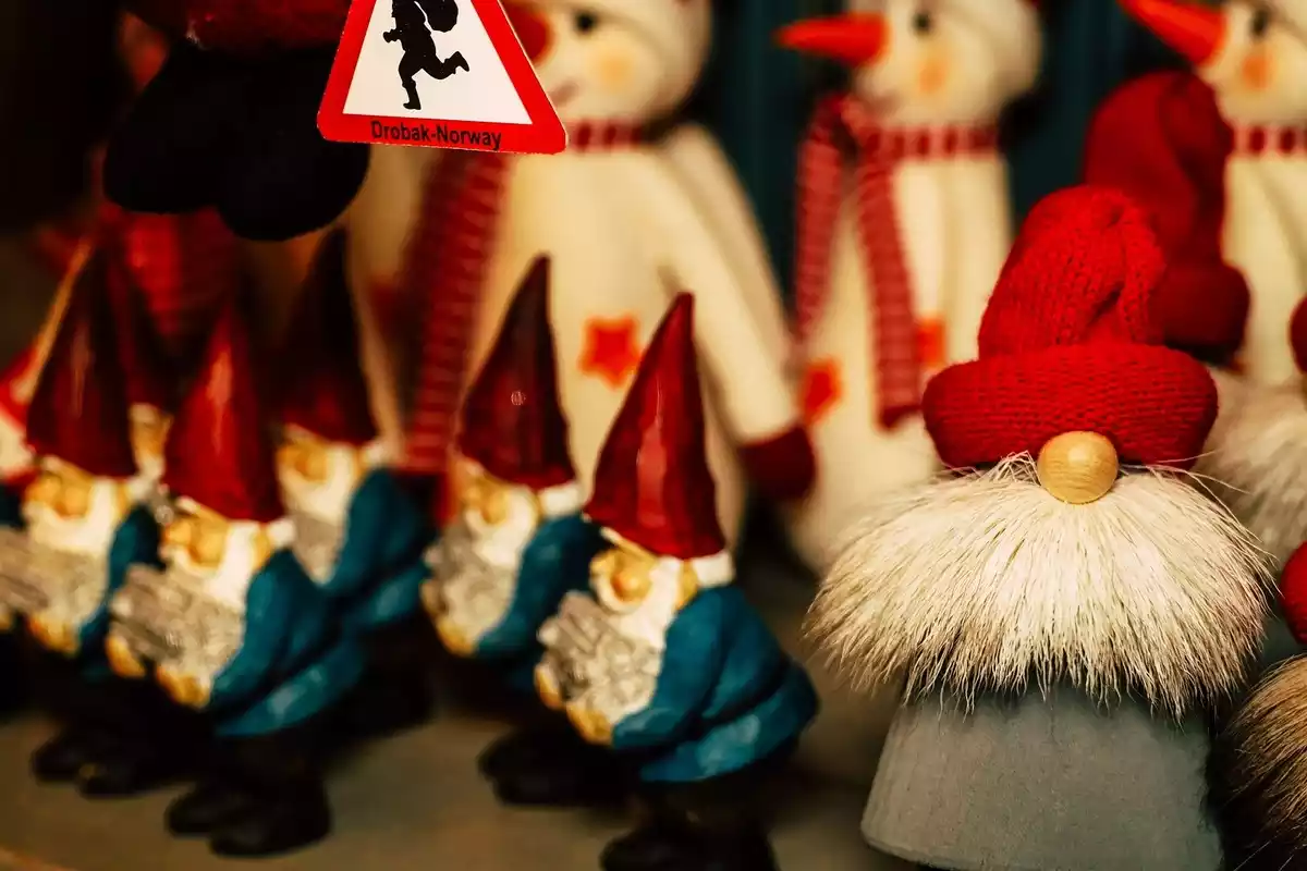 Un grupo de duendes de navidad con sombreros rojos