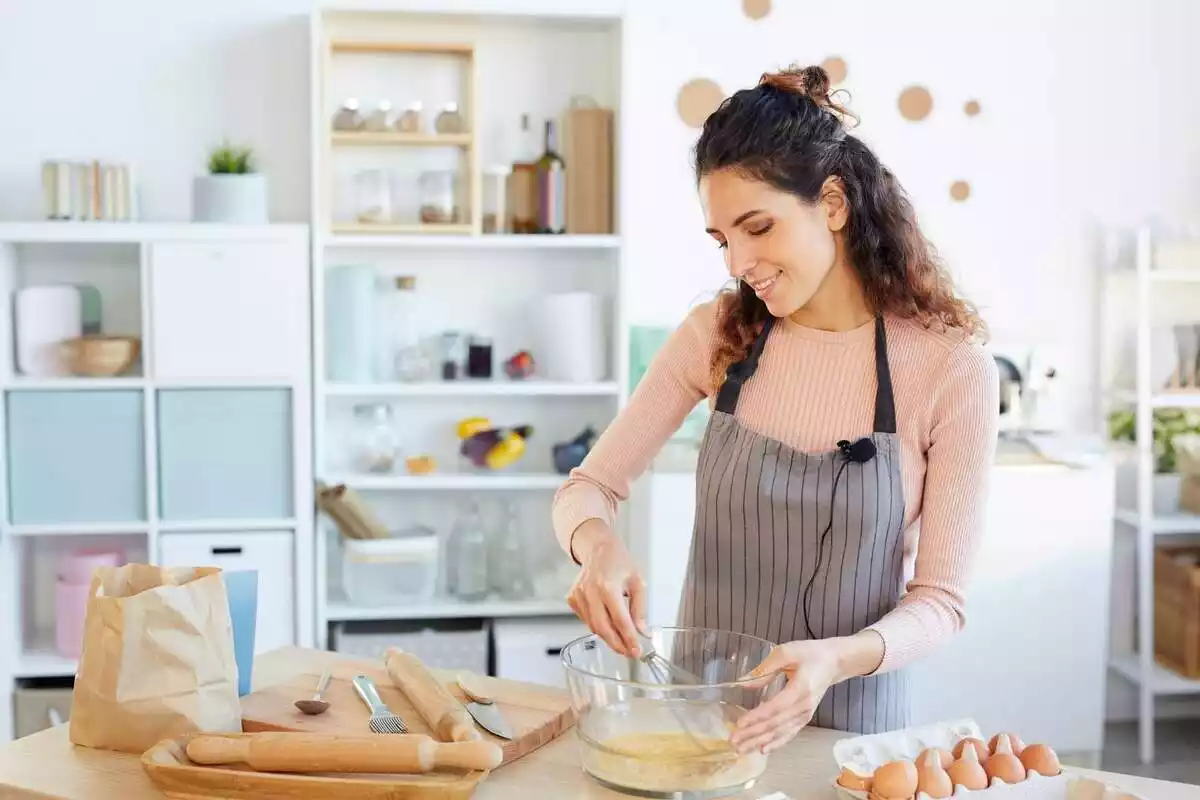 Una persona bate un huevo en la cocina