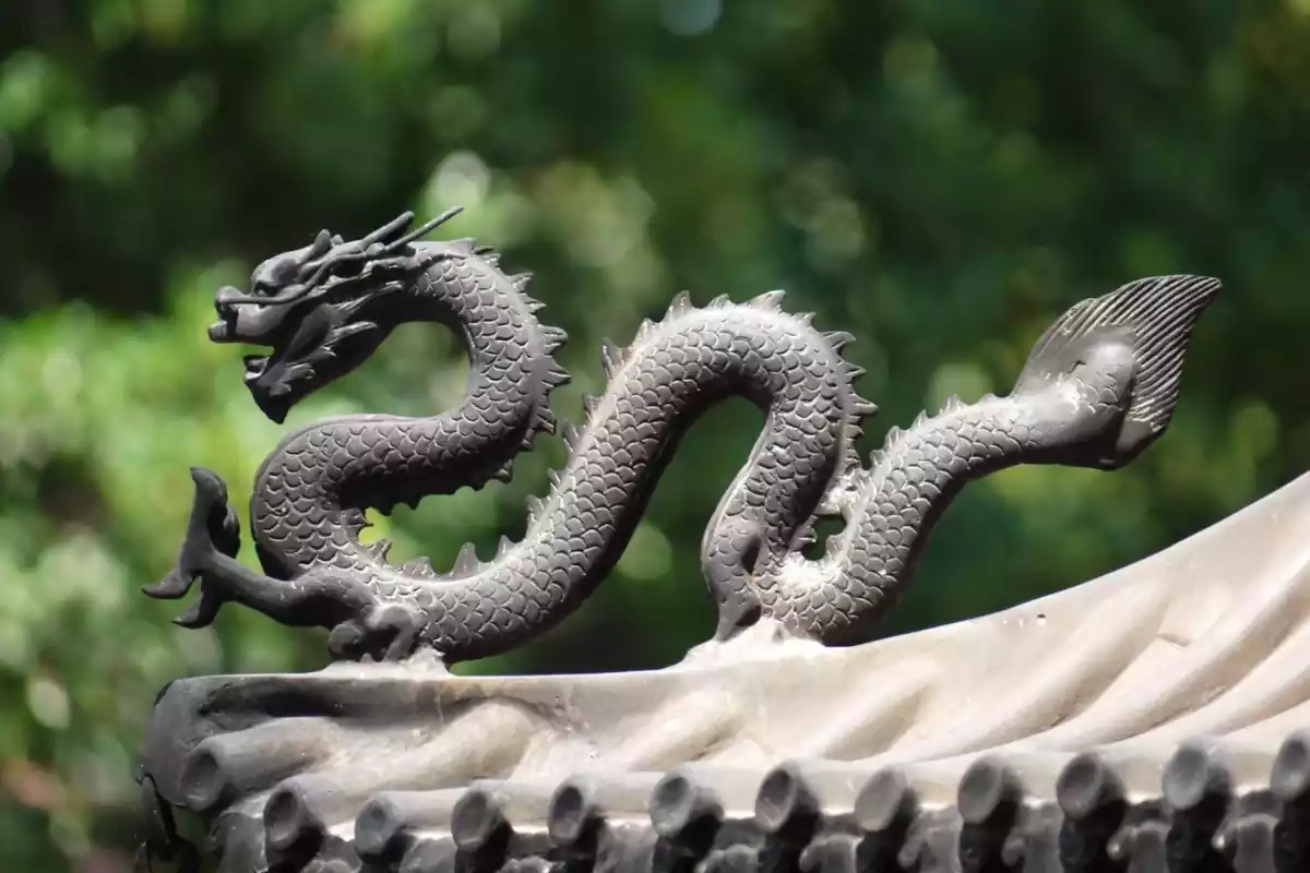 Figura de un dragón de la cultura popular china en forma de estatua sobre un tejado