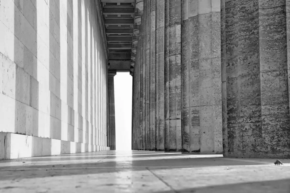 Pasillo de un partenón con las sobras de las columnas