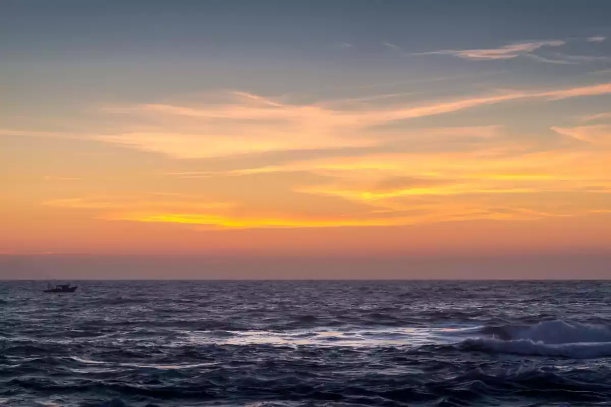 Puesta de sol en la ciudad de Alejandría, en Egipto, con el Mar Mediterráneo iluminado