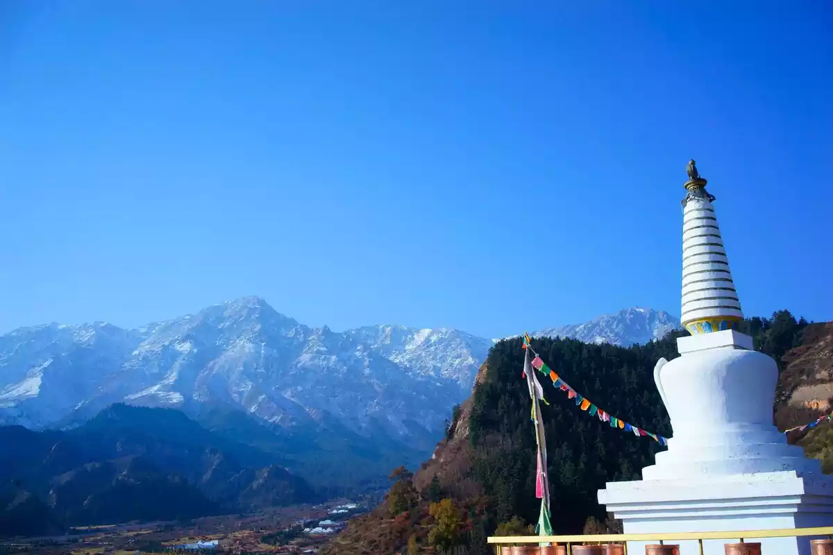 Templo tibetano con las montañas del Tibet al fondo