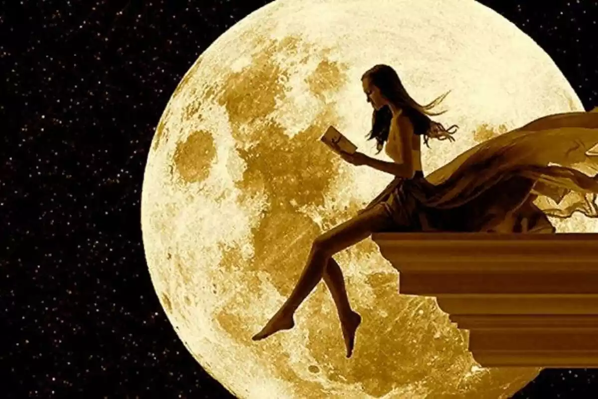 Foto de Luna Llena con una mujer leyendo