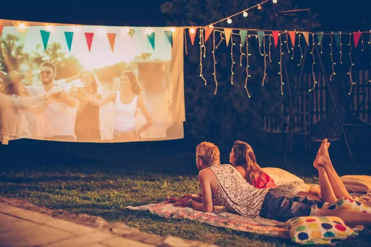 Una pareja viendo una película romántica