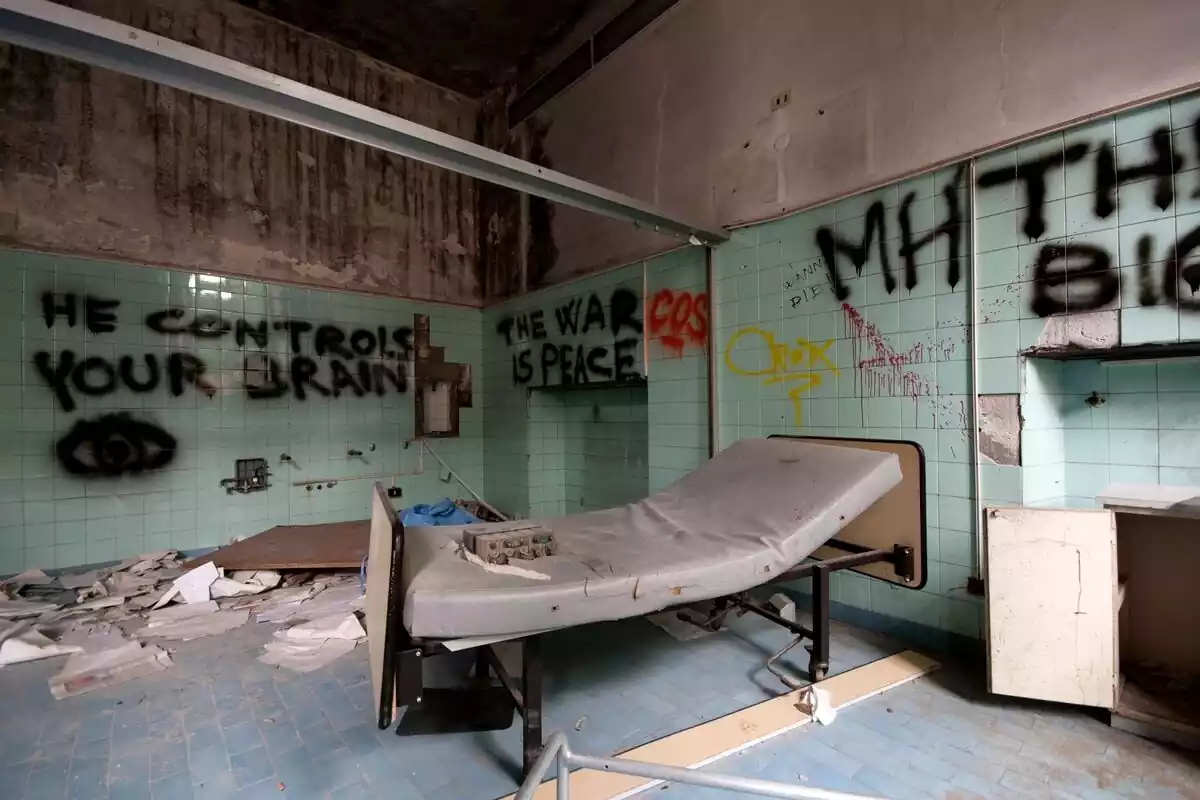 Habitación de hospital abandonado