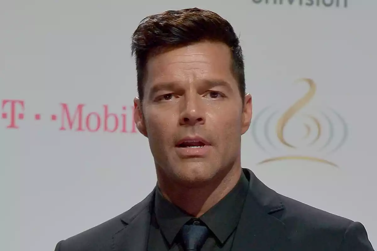 Primer plano de Ricky Martin con rostro serio