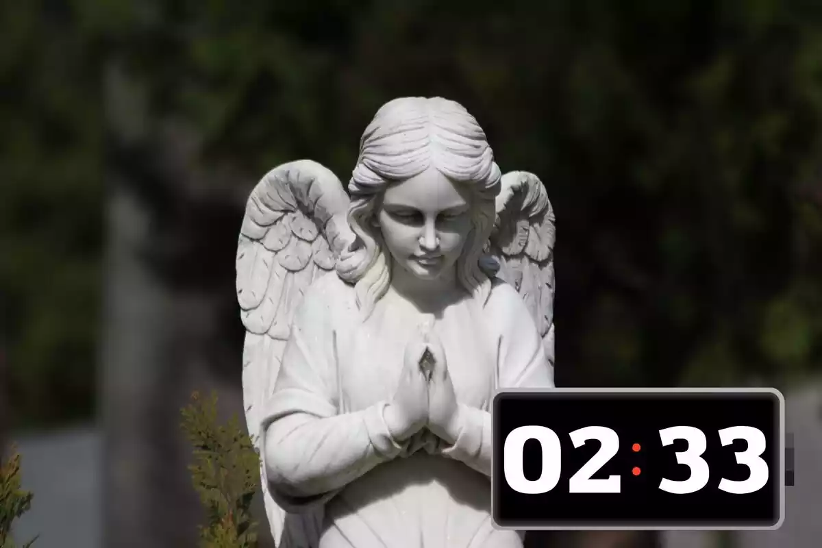 Ángel con las manos juntas y un reloj marcando las 02:33