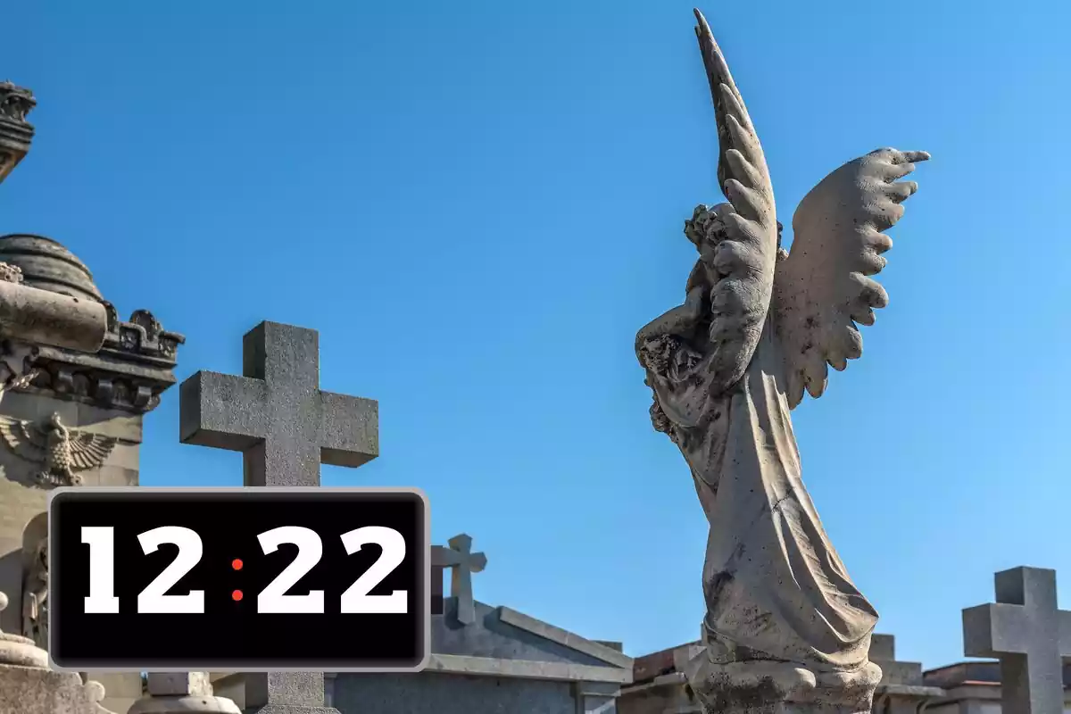 Ángel de espaldas en un cementerio y un reloj marcando las 12:22