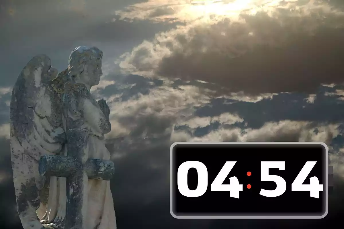 Ángel de piedra con un cielo nublado y un reloj marcando las 04:54