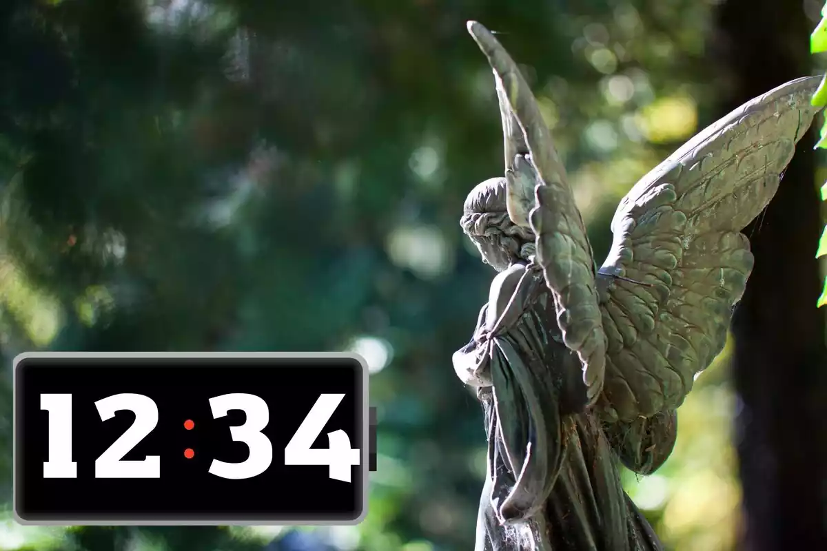 Ángel visto desde un lado en un bosque y un reloj marcando las 12:34