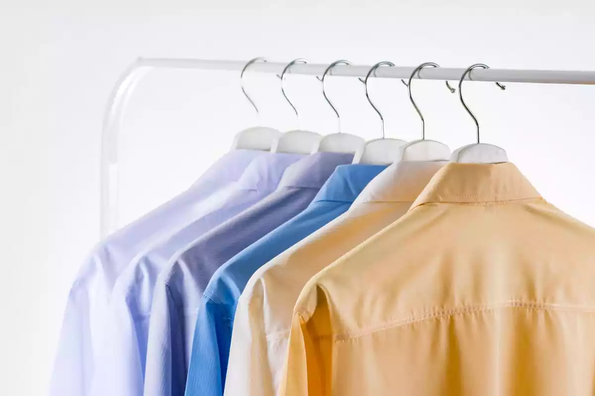 Camisas de diferentes colores colgadas en perchas