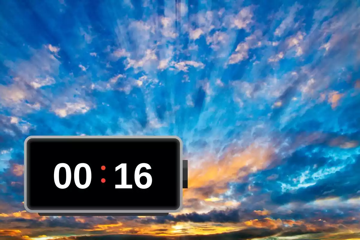 cielo amaneciendo con un reloj que marca las 00:16