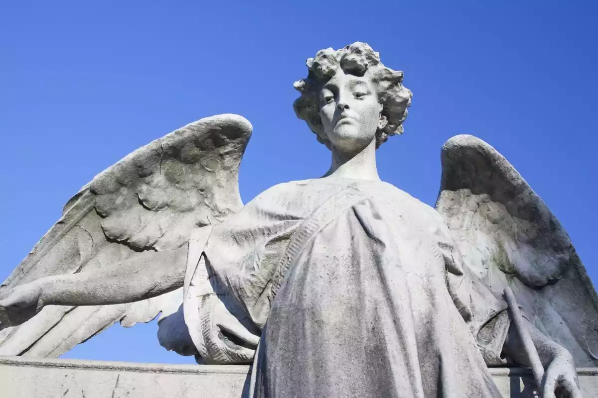 Estatua de un ángel con las alas bien abiertas