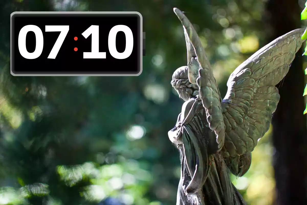 Estatua de un ángel con un reloj que marca las 07:10 horas