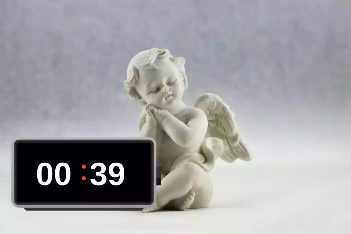 Figura de ángel blanca con hora 00:39