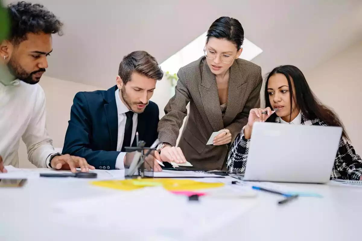 Grupo de jóvenes haciendo una reunión de trabajo