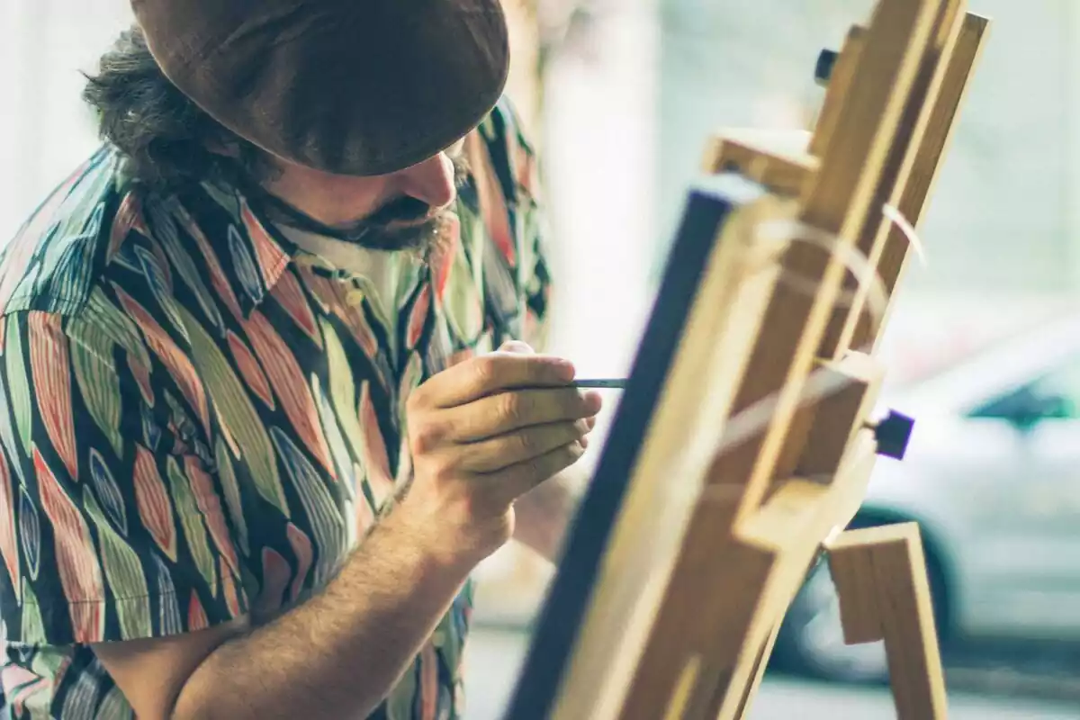 Hombre pintando un cuadro