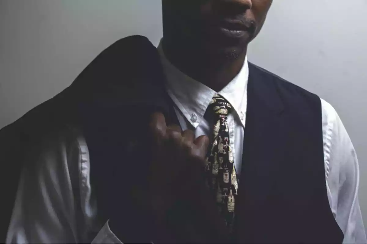 Hombre vestido con camisa, corbata y un chaleco