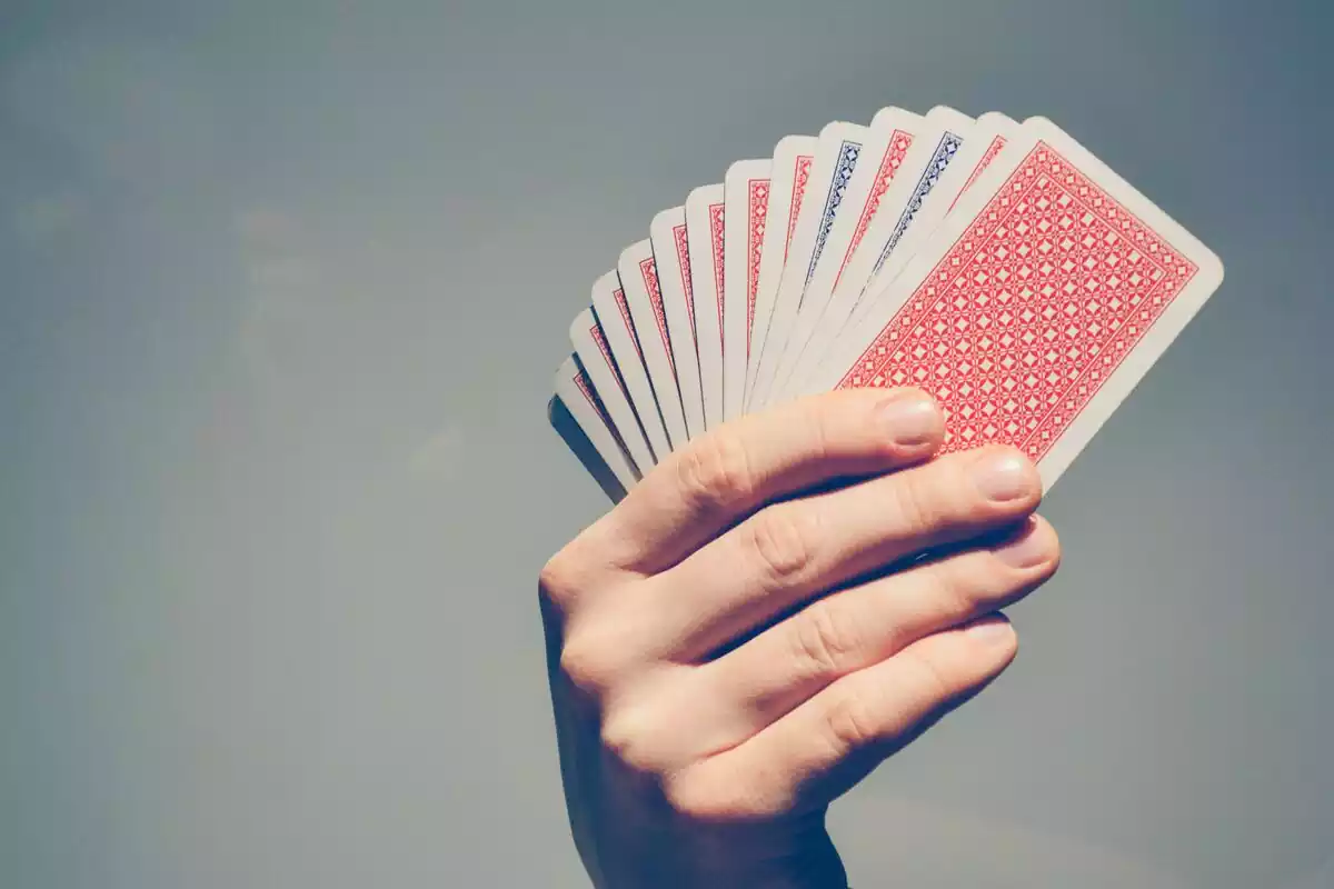 Mano sujetando varias cartas