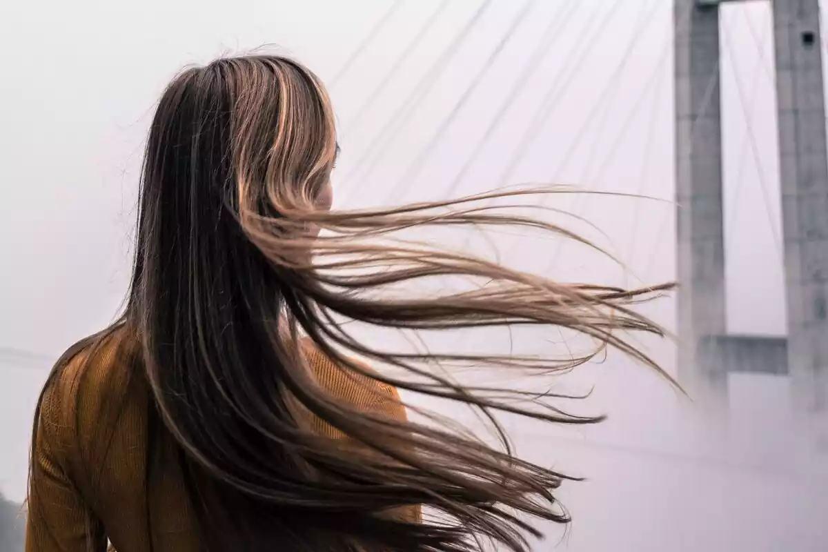 Mujer de espaldas con el cabello largo