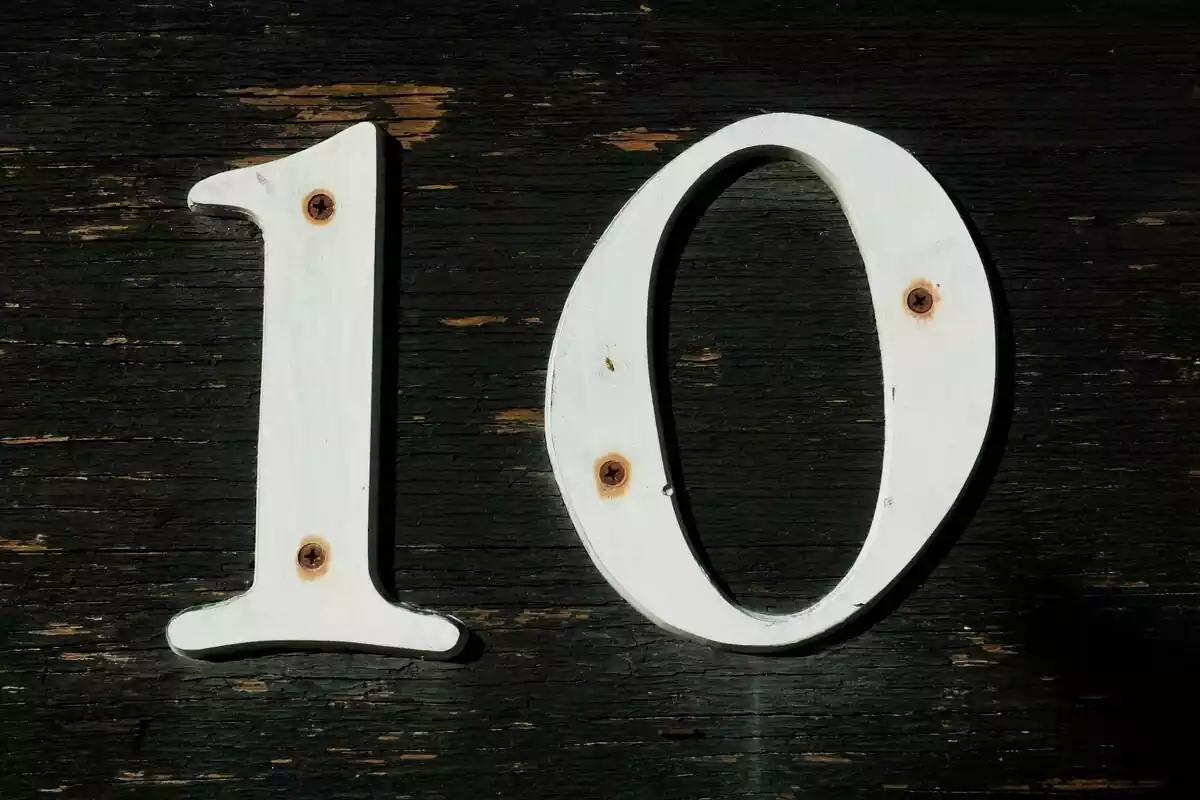 Número 10 en un fondo de madera