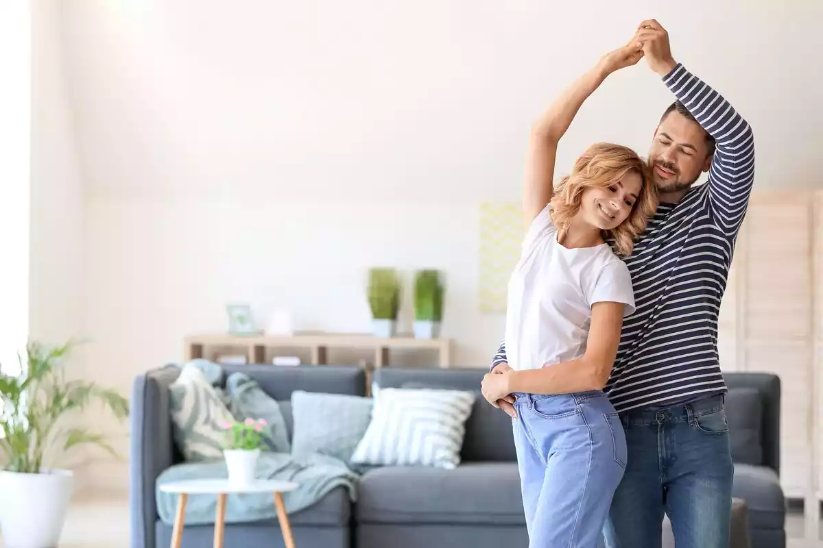 Pareja bailando en medio de un salón