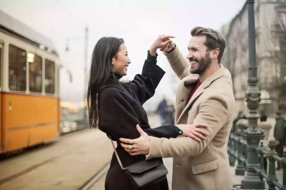 Pareja bailando juntos en una calle