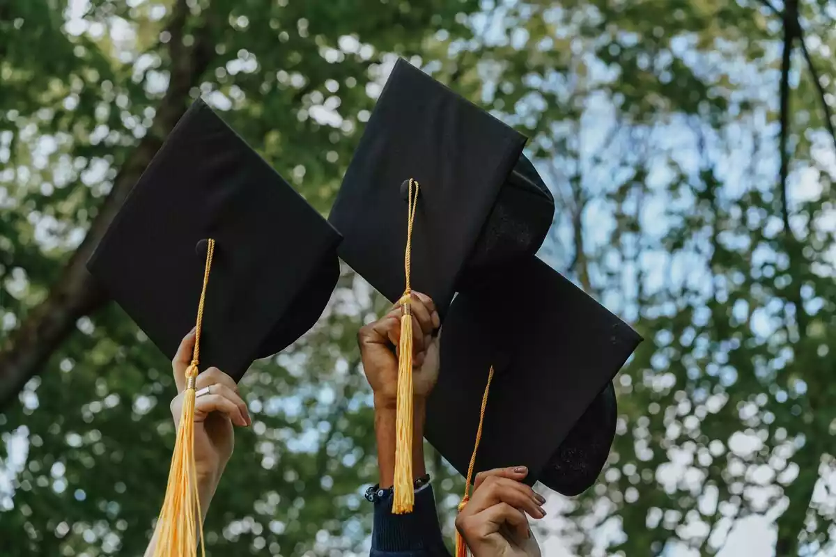 Sombreros de graduación en el aire