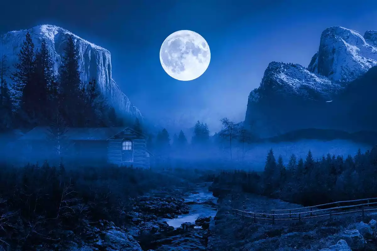 Un bosque con una casa, montañas a los lados y en medio la luna