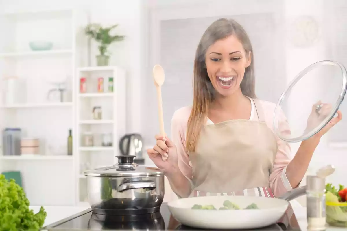 Chica con una sonrisa cocinando