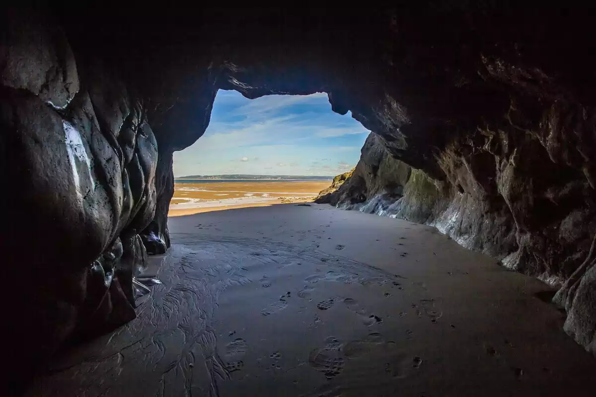 Cueva desde adentro con el cielo en la salida