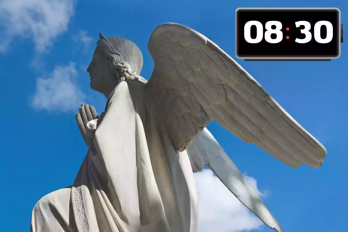 Estatua de ángel de perfil orando con un fondo del cielo despejado y un reloj sobrepuesto a la izquierda marcando las 8:30