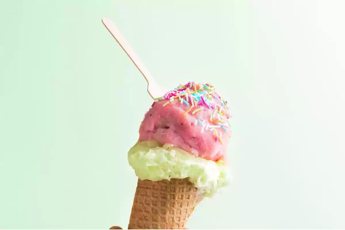 Imagen de un cucurucho de helado sobre un fondo verde