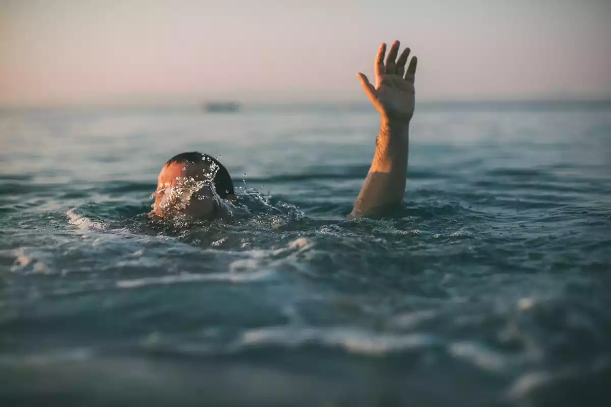 Imagen de una persona ahogándose en el mar