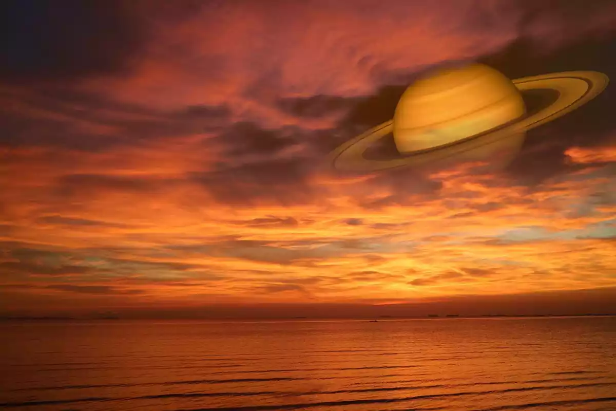 Montaje del planeta Saturno en el cielo