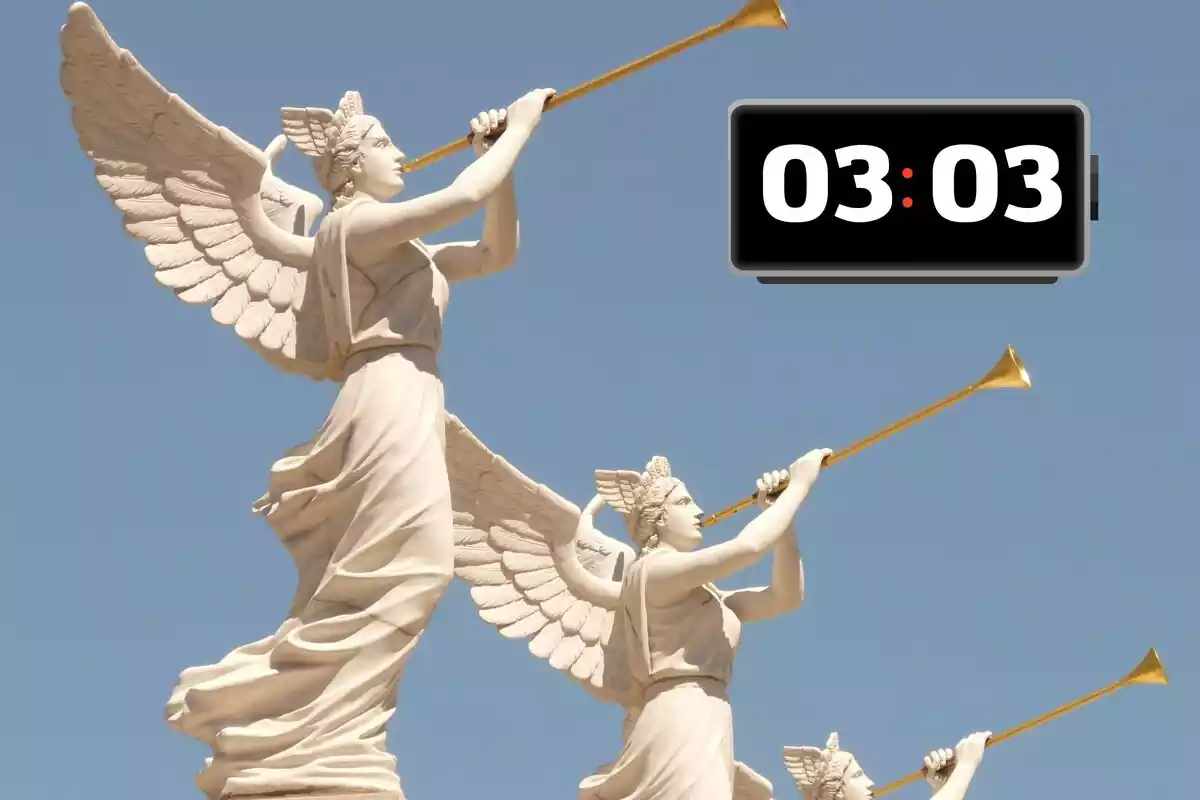 Tres estatuas de angeles tocando la trompeta junto a un reloj digital que marca las 03:03 con un fondo del cielo despejado