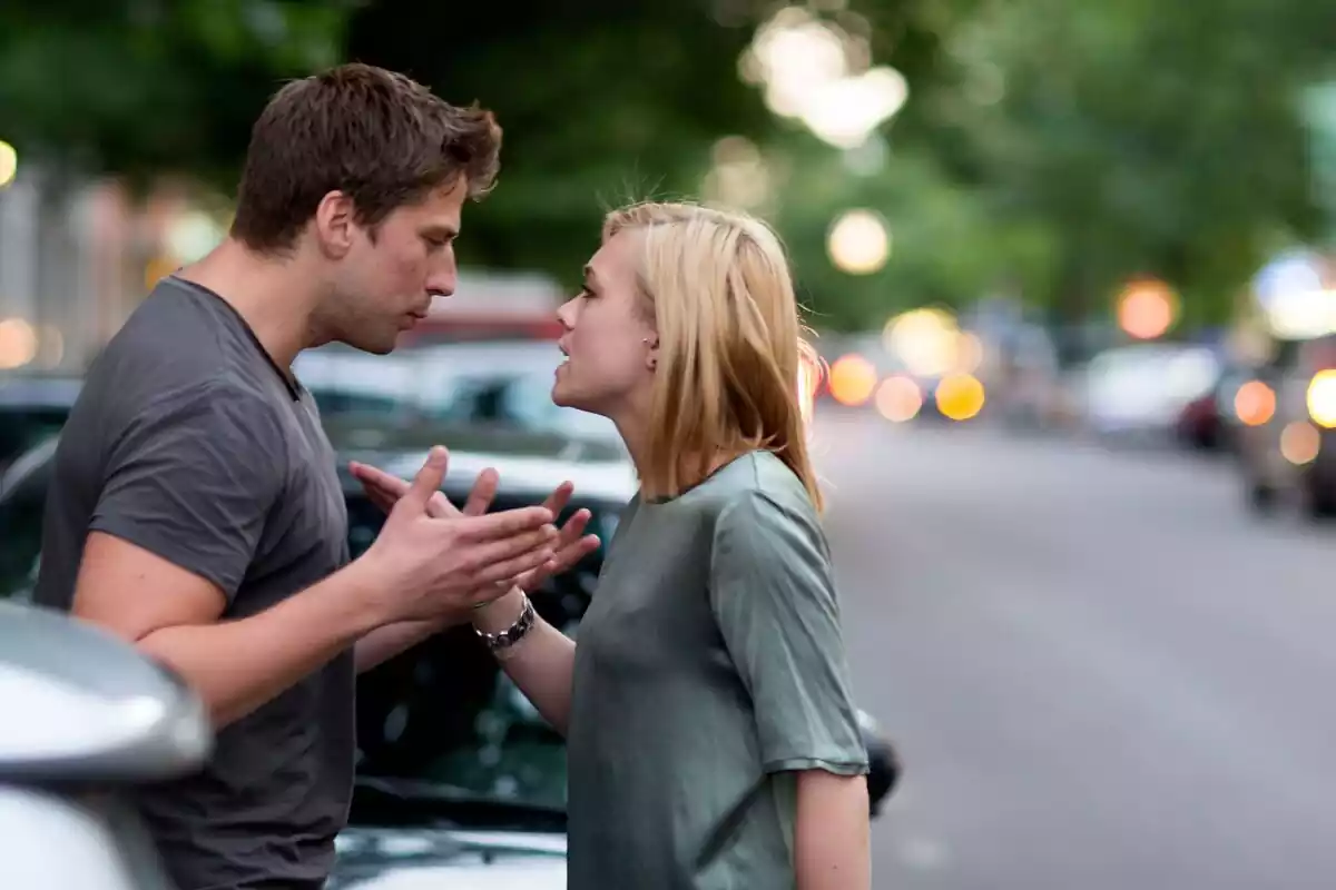 Una pareja en medio de la calle discutiendo