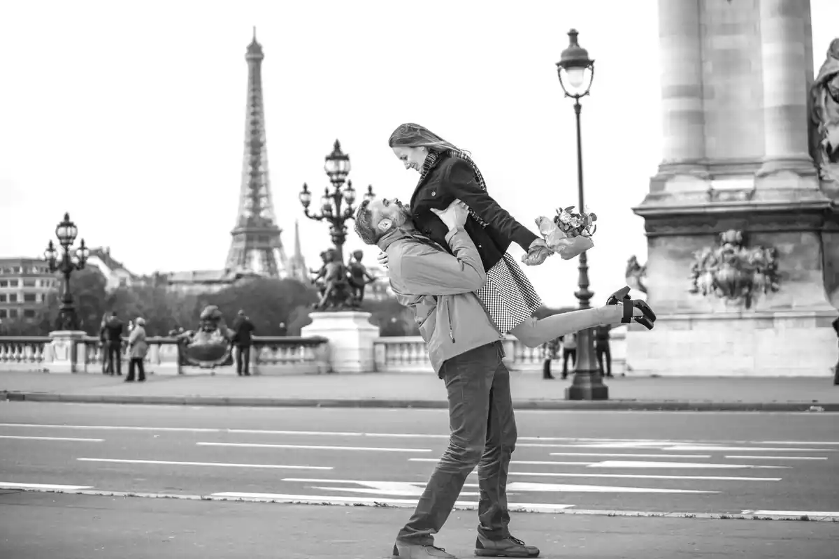 Una pareja feliz en París