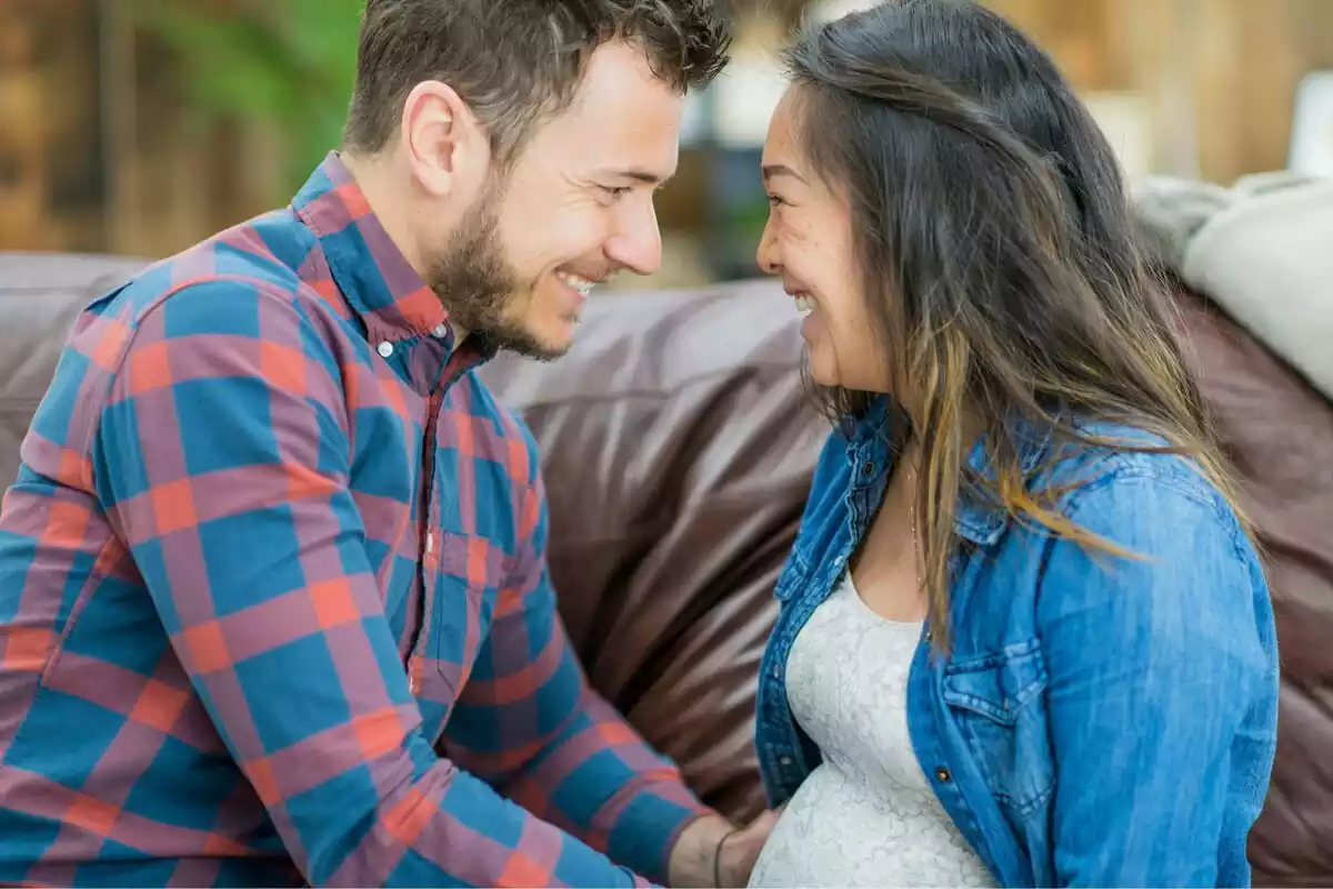 Una pareja mirándose y sonriendo