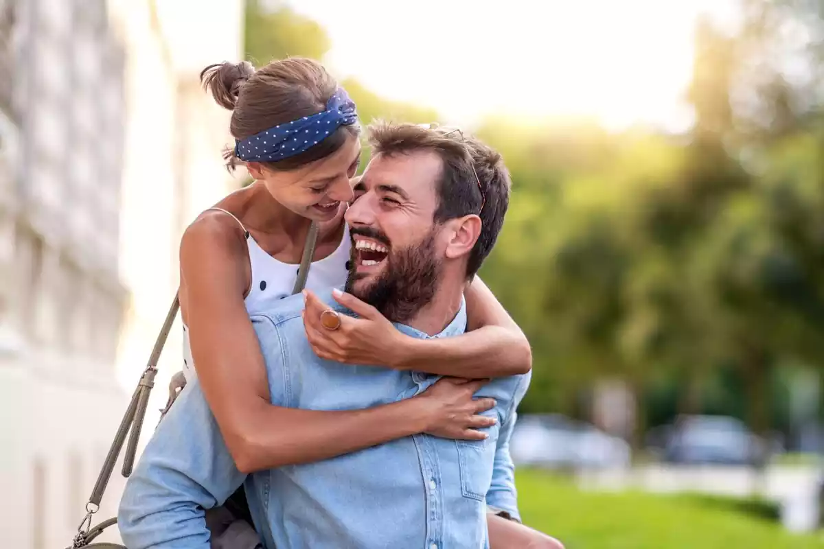 Pareja feliz abrazándose