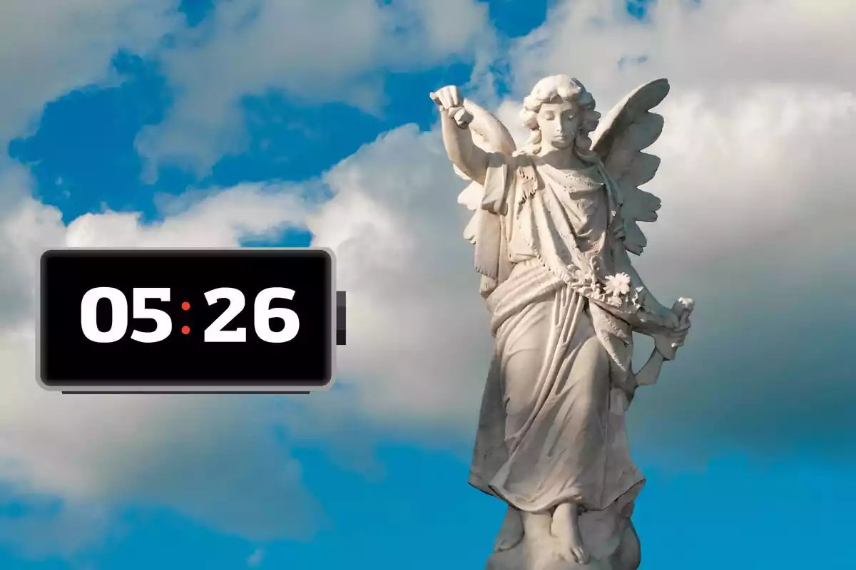 Plano general de una estatua con el cielo detrás y un marcador a la izquierda con el número 526