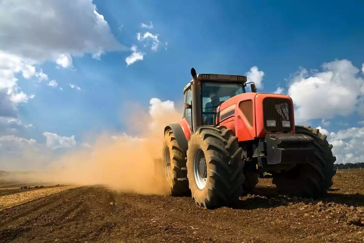 Primer plano de un tractor en un campo