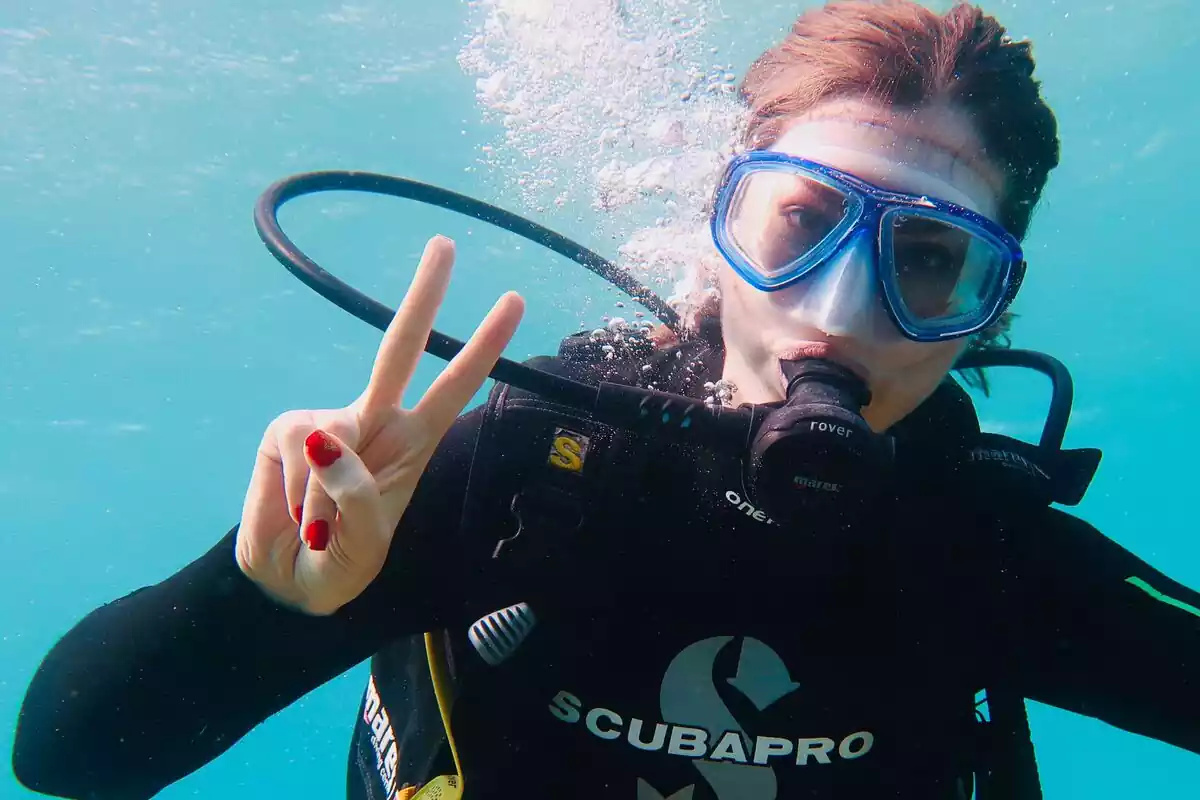 Primer plano de una chica con traje de buceo posando